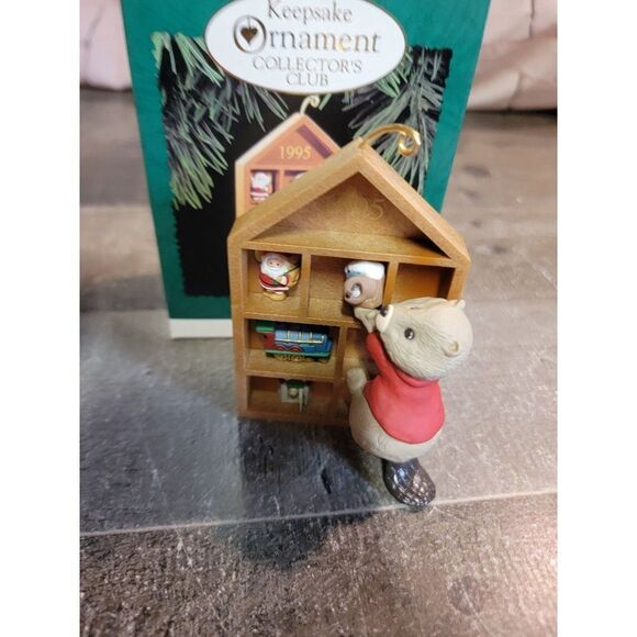 Collecting memories 1995 Hallmark ornament Xmas Decor beaver - Picture 1 of 4